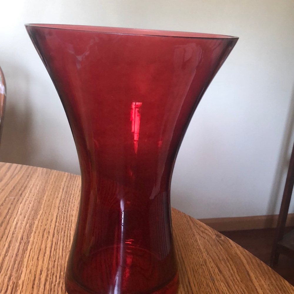 Pretty red vase